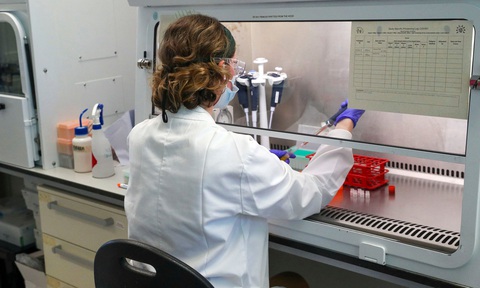 AstraZeneca công bố vắcxin COVID-19 có thể hiệu quả tới 90% - Ảnh 1. AstraZeneca công bố vắcxin COVID-19 có thể hiệu quả tới 90% - Ảnh 1.