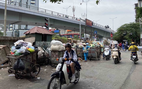 Sống bên núi rác - Ảnh 1. Sống bên núi rác - Ảnh 1.