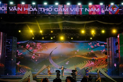 Khai mạc Lễ hội thổ cẩm Việt Nam lần thứ 2 - Ảnh 1. Khai mạc Lễ hội thổ cẩm Việt Nam lần thứ 2 - Ảnh 1.