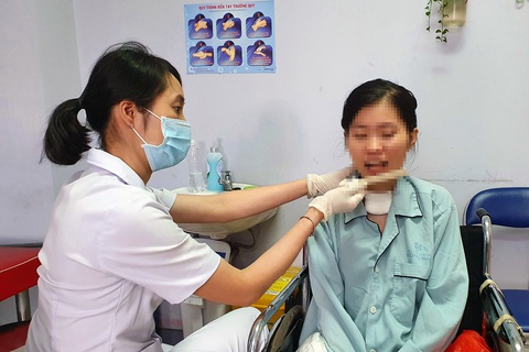 Cô gái ngộ độc patê Minh Chay xuất viện sau hơn 100 ngày điều trị - Ảnh 1. Cô gái ngộ độc patê Minh Chay xuất viện sau hơn 100 ngày điều trị - Ảnh 1.