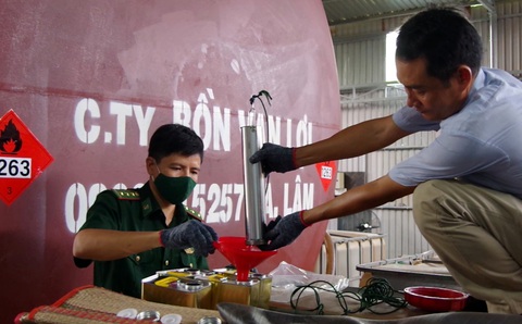 Khởi tố vụ án làm xăng giả Trịnh Sướng thứ hai - Ảnh 4. Khởi tố vụ án làm xăng giả Trịnh Sướng thứ hai - Ảnh 4.