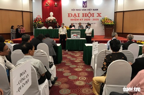 Đại hội Nhà văn đóng cửa với báo chí, ông Hữu Thỉnh rút khỏi ban chấp hành khóa mới - Ảnh 1. Đại hội Nhà văn đóng cửa với báo chí, ông Hữu Thỉnh rút khỏi ban chấp hành khóa mới - Ảnh 1.