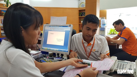 Ra miền Trung ủng hộ bà con rồi mà thấy bà con khổ quá nên ủng hộ tiếp - Ảnh 1. Ra miền Trung ủng hộ bà con rồi mà thấy bà con khổ quá nên ủng hộ tiếp - Ảnh 1.