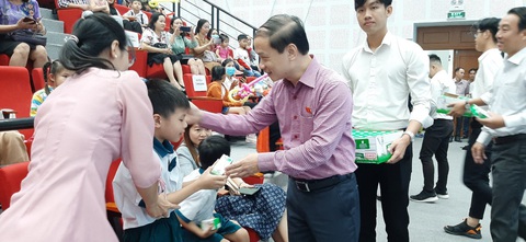 Nhìn lại một năm triển khai chương trình sữa học đường tại Vĩnh Long - Ảnh 2. Nhìn lại một năm triển khai chương trình sữa học đường tại Vĩnh Long - Ảnh 2.