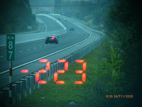 Chạy xe BMW tốc độ 223km/h trên cao tốc vì vội đi ăn cưới và thấy đường đẹp - Ảnh 1. Chạy xe BMW tốc độ 223km/h trên cao tốc vì vội đi ăn cưới và thấy đường đẹp - Ảnh 1.