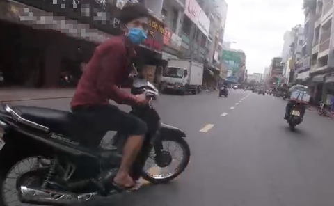 Sau va chạm xe với người đi đường, kẻ cướp giật bị cảnh sát tóm gọn - Ảnh 1. Sau va chạm xe với người đi đường, kẻ cướp giật bị cảnh sát tóm gọn - Ảnh 1.