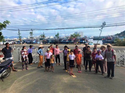 Doanh nghiệp dựng hàng rào chặn đường đi lại của dân - Ảnh 1. Doanh nghiệp dựng hàng rào chặn đường đi lại của dân - Ảnh 1.