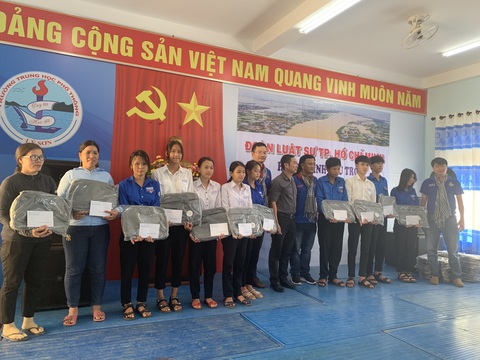 Đoàn luật sư TP.HCM trao 803 triệu đồng cứu trợ đồng bào miền Trung - Ảnh 1. Đoàn luật sư TP.HCM trao 803 triệu đồng cứu trợ đồng bào miền Trung - Ảnh 1.