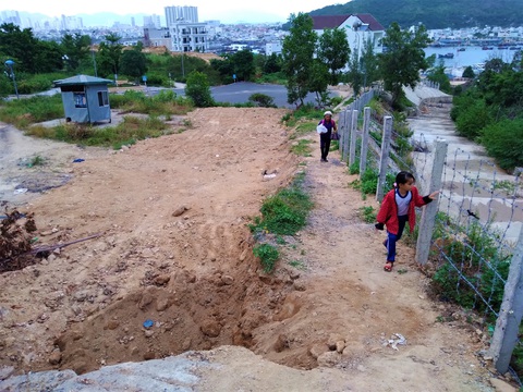 Doanh nghiệp dựng hàng rào chặn đường đi lại của dân - Ảnh 2. Doanh nghiệp dựng hàng rào chặn đường đi lại của dân - Ảnh 2.