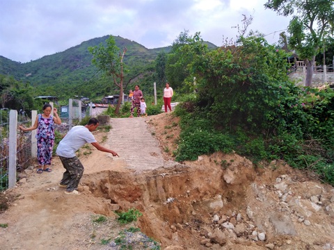 Doanh nghiệp dựng hàng rào chặn đường đi lại của dân - Ảnh 4. Doanh nghiệp dựng hàng rào chặn đường đi lại của dân - Ảnh 4.