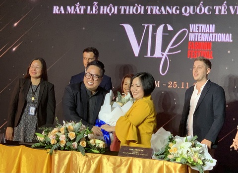 Lần đầu quảng bá văn hóa, du dịch Việt Nam qua Lễ hội thời trang quốc tế - Ảnh 2. Lần đầu quảng bá văn hóa, du dịch Việt Nam qua Lễ hội thời trang quốc tế - Ảnh 2.