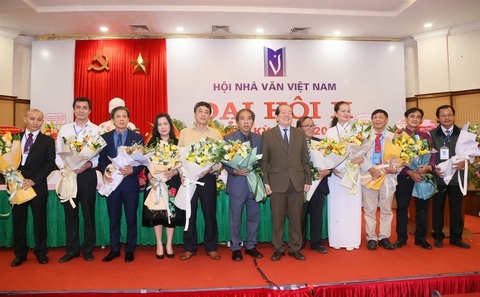 Ông Võ Văn Thưởng: Hội Nhà văn phải thúc đẩy hòa hợp dân tộc và đời sống dân chủ - Ảnh 2. Ông Võ Văn Thưởng: Hội Nhà văn phải thúc đẩy hòa hợp dân tộc và đời sống dân chủ - Ảnh 2.