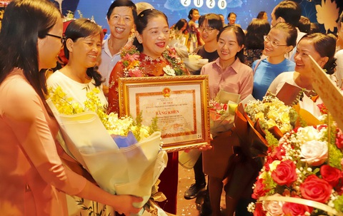 Anh đạp xích lô vào đại học năm 40 tuổi nhận giải thưởng Võ Trường Toản - Ảnh 6. Anh đạp xích lô vào đại học năm 40 tuổi nhận giải thưởng Võ Trường Toản - Ảnh 6.