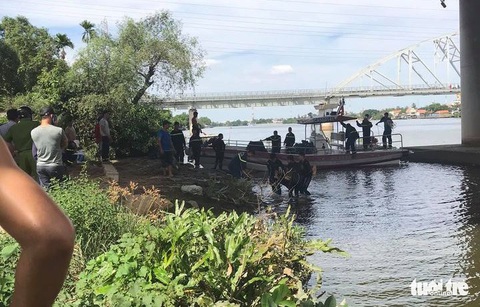 Thanh niên đặt thư tuyệt mệnh trên bờ rồi thả mình tự vẫn trên sông - Ảnh 1. Thanh niên đặt thư tuyệt mệnh trên bờ rồi thả mình tự vẫn trên sông - Ảnh 1.