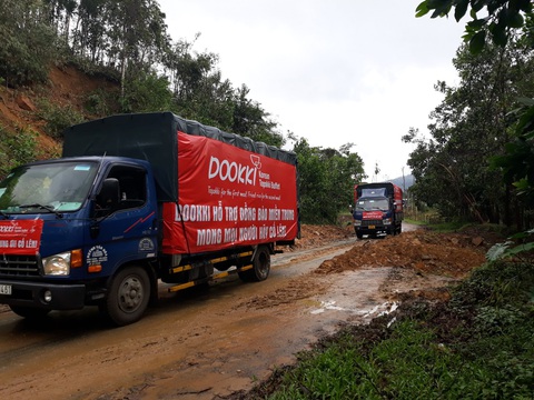 Đoàn xe Dookki về Quảng Ngãi cứu trợ người dân vùng lũ - Ảnh 2. Đoàn xe Dookki về Quảng Ngãi cứu trợ người dân vùng lũ - Ảnh 2.