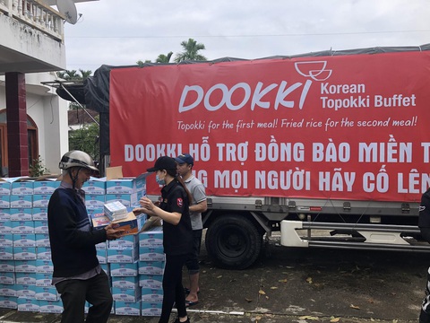 Đoàn xe Dookki về Quảng Ngãi cứu trợ người dân vùng lũ - Ảnh 3. Đoàn xe Dookki về Quảng Ngãi cứu trợ người dân vùng lũ - Ảnh 3.