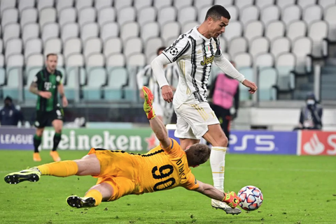 Ghi bàn từ khoảng cách hơn 20 mét, Ronaldo san bằng kỷ lục của Messi - Ảnh 1. Ghi bàn từ khoảng cách hơn 20 mét, Ronaldo san bằng kỷ lục của Messi - Ảnh 1.