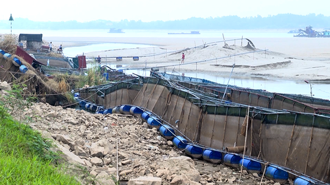 Dân nuôi cá lồng lại lao đao vì sông Đà cạn trơ đáy - Ảnh 1. Dân nuôi cá lồng lại lao đao vì sông Đà cạn trơ đáy - Ảnh 1.