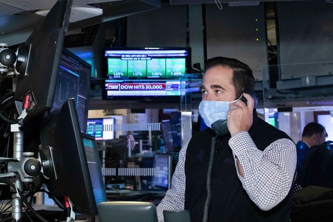 Chỉ số Dow Jones lần đầu vượt 30.000 điểm, Tổng thống Trump chúc mừng Con số tuyệt vời! - Ảnh 1. Chỉ số Dow Jones lần đầu vượt 30.000 điểm, Tổng thống Trump chúc mừng Con số tuyệt vời! - Ảnh 1.