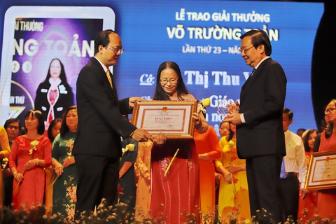 Anh đạp xích lô vào đại học năm 40 tuổi nhận giải thưởng Võ Trường Toản - Ảnh 2. Anh đạp xích lô vào đại học năm 40 tuổi nhận giải thưởng Võ Trường Toản - Ảnh 2.
