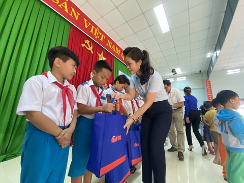 Quà Tiếp sức đến trường đến với học sinh, giáo viên vùng bão lũ Quảng Nam - Ảnh 1. Quà Tiếp sức đến trường đến với học sinh, giáo viên vùng bão lũ Quảng Nam - Ảnh 1.