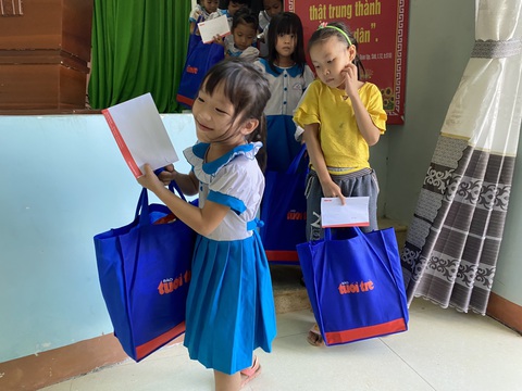 Quà Tiếp sức đến trường đến với học sinh, giáo viên vùng bão lũ Quảng Nam - Ảnh 3. Quà Tiếp sức đến trường đến với học sinh, giáo viên vùng bão lũ Quảng Nam - Ảnh 3.