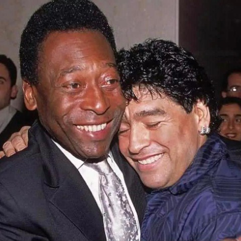 Pele hẹn Maradona chơi bóng ở thiên đường, Messi và thế giới tiếc thương - Ảnh 1. Pele hẹn Maradona chơi bóng ở thiên đường, Messi và thế giới tiếc thương - Ảnh 1.