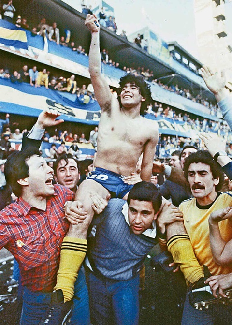 Sự nghiệp vĩ đại của Maradona qua ảnh - Ảnh 4. Sự nghiệp vĩ đại của Maradona qua ảnh - Ảnh 4.