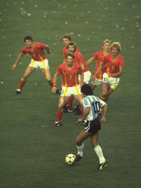 Sự nghiệp vĩ đại của Maradona qua ảnh - Ảnh 5. Sự nghiệp vĩ đại của Maradona qua ảnh - Ảnh 5.