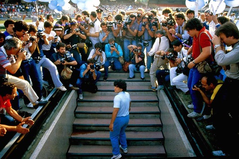 Sự nghiệp vĩ đại của Maradona qua ảnh - Ảnh 8. Sự nghiệp vĩ đại của Maradona qua ảnh - Ảnh 8.