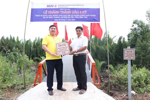BIDV Chợ Lớn trao học bổng và xây cầu ở Bến Tre - Ảnh 2. BIDV Chợ Lớn trao học bổng và xây cầu ở Bến Tre - Ảnh 2.