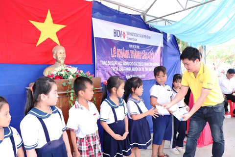 BIDV Chợ Lớn trao học bổng và xây cầu ở Bến Tre - Ảnh 3. BIDV Chợ Lớn trao học bổng và xây cầu ở Bến Tre - Ảnh 3.