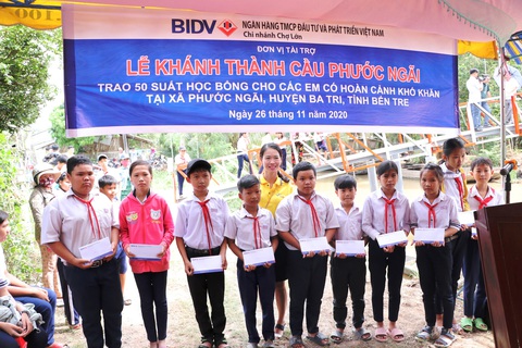 BIDV Chợ Lớn trao học bổng và xây cầu ở Bến Tre - Ảnh 1. BIDV Chợ Lớn trao học bổng và xây cầu ở Bến Tre - Ảnh 1.