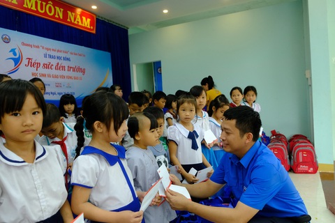 Dưới những ngôi trường không mái - Ảnh 1. Dưới những ngôi trường không mái - Ảnh 1.