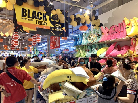TP.HCM: đổ dồn về trung tâm thương mại săn sale Black Friday - Ảnh 10. TP.HCM: đổ dồn về trung tâm thương mại săn sale Black Friday - Ảnh 10.