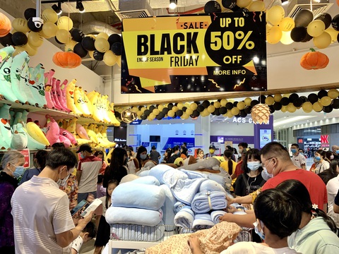 TP.HCM: đổ dồn về trung tâm thương mại săn sale Black Friday - Ảnh 13. TP.HCM: đổ dồn về trung tâm thương mại săn sale Black Friday - Ảnh 13.