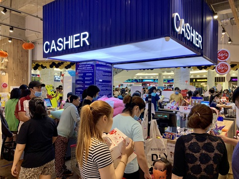 TP.HCM: đổ dồn về trung tâm thương mại săn sale Black Friday - Ảnh 9. TP.HCM: đổ dồn về trung tâm thương mại săn sale Black Friday - Ảnh 9.