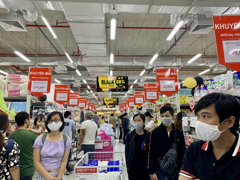 TP.HCM: đổ dồn về trung tâm thương mại săn sale Black Friday - Ảnh 8. TP.HCM: đổ dồn về trung tâm thương mại săn sale Black Friday - Ảnh 8.