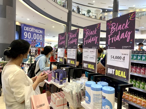 TP.HCM: đổ dồn về trung tâm thương mại săn sale Black Friday - Ảnh 12. TP.HCM: đổ dồn về trung tâm thương mại săn sale Black Friday - Ảnh 12.