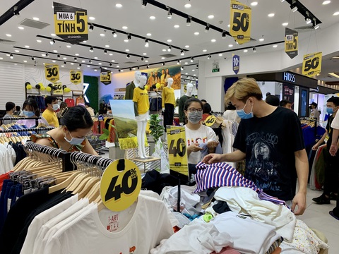 TP.HCM: đổ dồn về trung tâm thương mại săn sale Black Friday - Ảnh 11. TP.HCM: đổ dồn về trung tâm thương mại săn sale Black Friday - Ảnh 11.