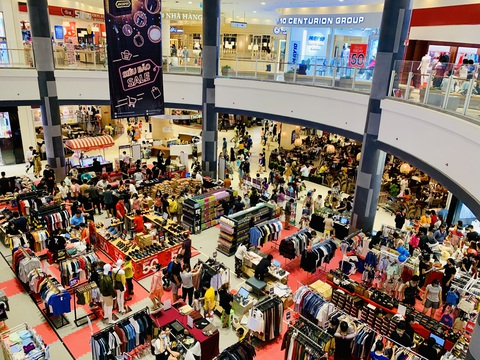 TP.HCM: đổ dồn về trung tâm thương mại săn sale Black Friday - Ảnh 7. TP.HCM: đổ dồn về trung tâm thương mại săn sale Black Friday - Ảnh 7.