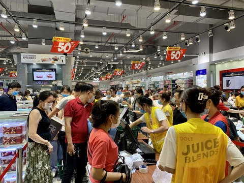TP.HCM: đổ dồn về trung tâm thương mại săn sale Black Friday - Ảnh 6. TP.HCM: đổ dồn về trung tâm thương mại săn sale Black Friday - Ảnh 6.