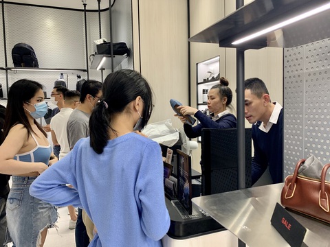 TP.HCM: đổ dồn về trung tâm thương mại săn sale Black Friday - Ảnh 5. TP.HCM: đổ dồn về trung tâm thương mại săn sale Black Friday - Ảnh 5.