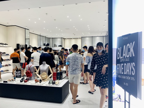 TP.HCM: đổ dồn về trung tâm thương mại săn sale Black Friday - Ảnh 4. TP.HCM: đổ dồn về trung tâm thương mại săn sale Black Friday - Ảnh 4.
