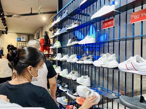 TP.HCM: đổ dồn về trung tâm thương mại săn sale Black Friday - Ảnh 3. TP.HCM: đổ dồn về trung tâm thương mại săn sale Black Friday - Ảnh 3.