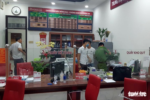 Một kẻ bịt mặt, cầm hung khí xông vào ngân hàng hô to lựu đạn - Ảnh 1. Một kẻ bịt mặt, cầm hung khí xông vào ngân hàng hô to lựu đạn - Ảnh 1.