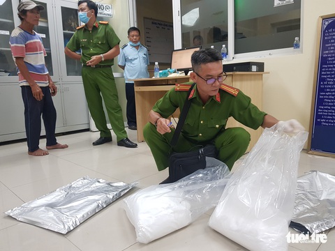 Bắt 3 nghi phạm vận chuyển gần 31kg nghi là ma túy từ Campuchia về Việt Nam - Ảnh 3. Bắt 3 nghi phạm vận chuyển gần 31kg nghi là ma túy từ Campuchia về Việt Nam - Ảnh 3.