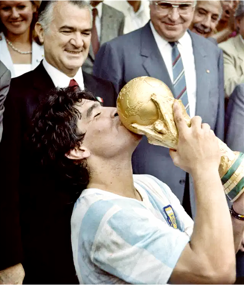 Sự nghiệp vĩ đại của Maradona qua ảnh - Ảnh 1. Sự nghiệp vĩ đại của Maradona qua ảnh - Ảnh 1.