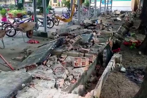 Sập tường rào trường tiểu học, đè hàng chục xe của học sinh - Ảnh 1. Sập tường rào trường tiểu học, đè hàng chục xe của học sinh - Ảnh 1.