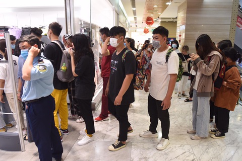 Ùn ùn kéo nhau săn hàng Black Friday: giá giảm không sâu mua vẫn nhiều - Ảnh 10. Ùn ùn kéo nhau săn hàng Black Friday: giá giảm không sâu mua vẫn nhiều - Ảnh 10.